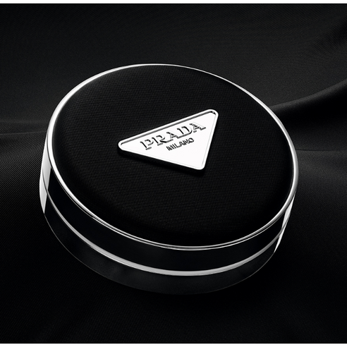 섬세한 터치로 완성하는 완벽한 피부, 프라다 리빌 메쉬 쿠션 팩트 LC5