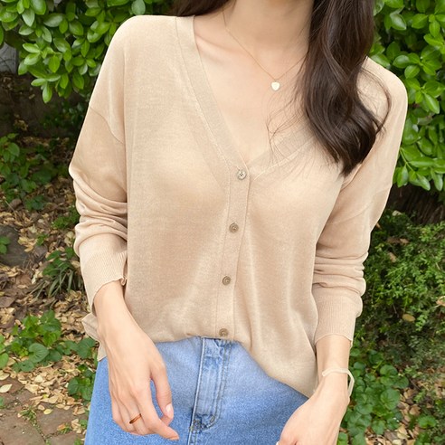 여름철에 스타일을 더하고 편안함을 선사하는 아모르데이의 셀러브이 가디건