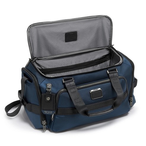 스타일과 실용성을 겸비한 궁극의 여행 동반자, TUMI 알파 브라보 보스턴백