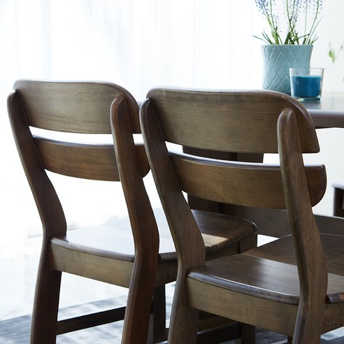 우아함과 편안함이 어우러진 오츠카 식탁 세트: 가정의 심장부에 완벽한 추가품