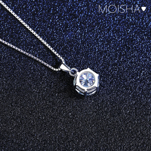 높은 품질의 제품으로, 실버 소재와 다이아몬드의 조합이 아름다운 매력을 더해줍니다.