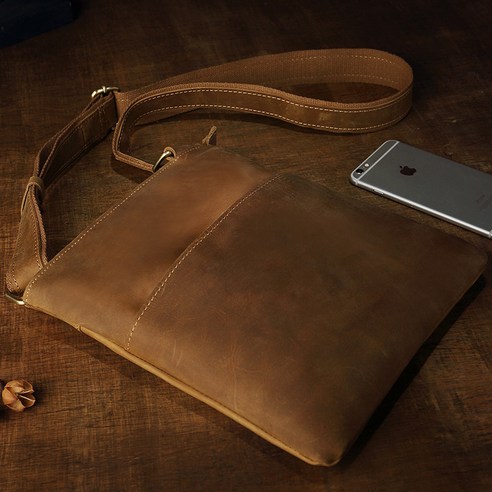 낡을수록 멋스러워지는 빈티지 가죽 크로스백으로 남다른 스타일을 완성하세요!