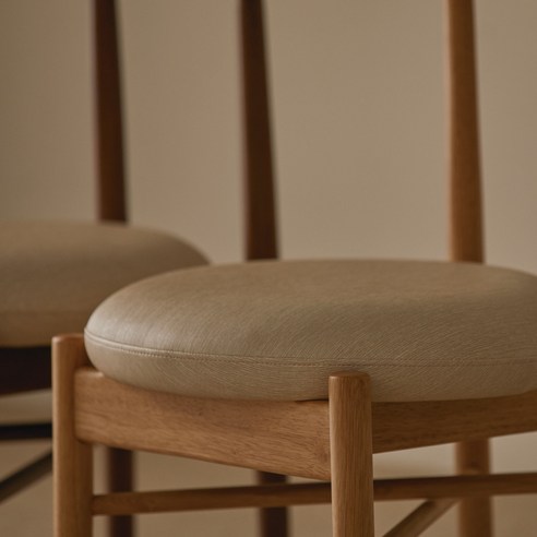 편안함과 스타일이 결합된 라움에스알 볼륨 원목 쿠션 식탁의자