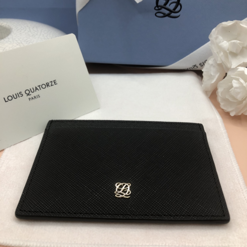 고급스럽고 실용적인 루이까또즈 블랙 카드지갑은 다양한 스타일과 룩을 완벽하게 보완합니다.