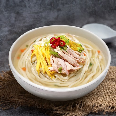 간편함과 맛, 가성비를 모두 잡은 1인분 닭칼국수 밀키트