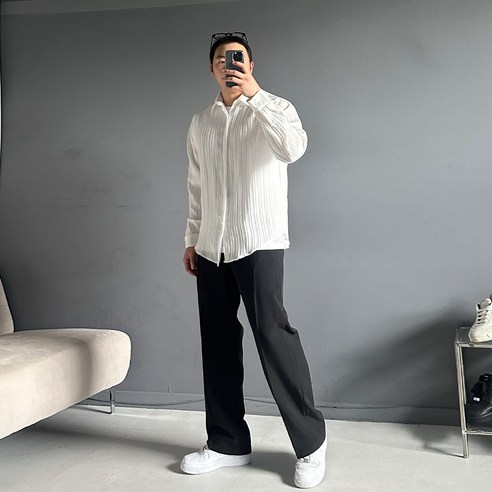 여름철에 스타일과 편안함을 동시에 선사하는 나이스플리츠 오버핏셔츠