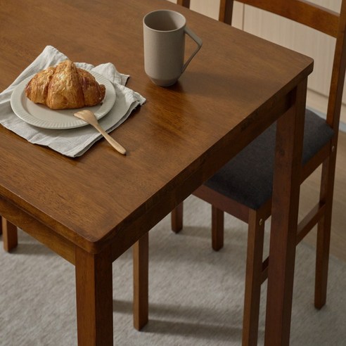 당신의 공간에 온기를 불어넣는 델카 LITE 2인 식탁세트 브라운