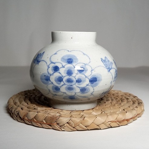 청화 목단 한송이 화병 B: 섬세한 아름다움으로 공간을 채우다