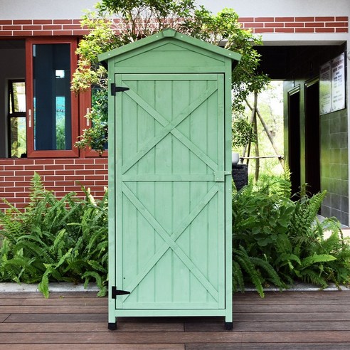 내후성 원목으로 제작된 모던 컨트리 스타일의 조립식 야외 도구 보관함으로 외부 공간에 세련된 정돈된 매력을 더하세요.