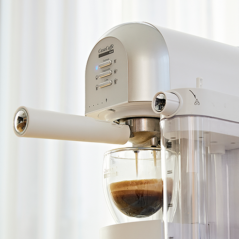 까사카페 오토 카푸치노 커피머신은 원두와 캡슐을 모두 사용할 수 있으며, 스팀기능과 추출압력 19bar로 풍부한 맛과 향을 추출할 수 있는 다기능 커피머신입니다.