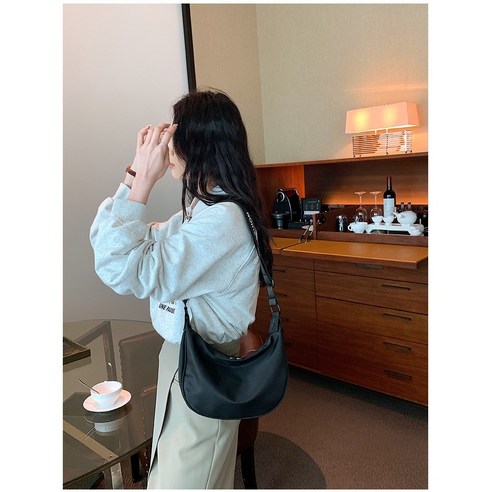 편안하고 다기능적인 HEZO 크로스백으로 귀중품을 안전하고 스타일리시하게 휴대하세요.