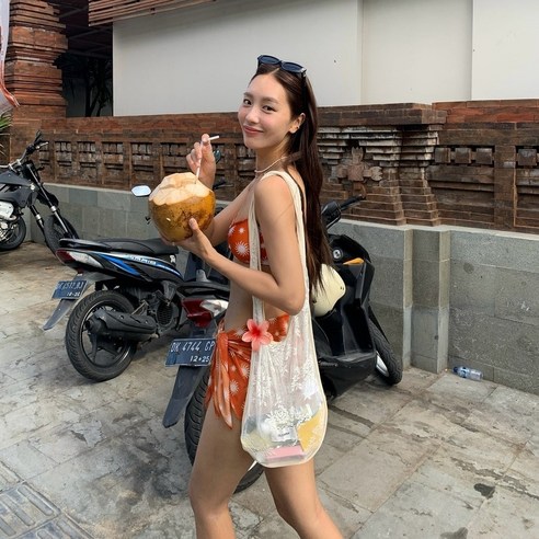 인생샷 보장! 데이즈 쓰리피스 비키니로 빛나는 여름 휴가를 완성하세요.