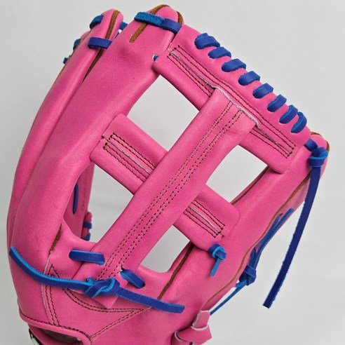 핑크빛 꿈을 담아 넓은 외야를 누비다, WE 위 외야 글러브