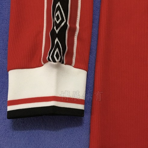 맨체스터 유나이티드의 전설적인 유니폼을 저렴한 가격에 구매할 수 있는 베컴 긱스 솔샤르 레트로유니폼