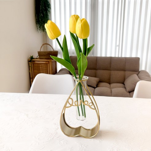 봄맞이 조화꽃다발과 골드 화병으로 집에 봄의 기운을 불어넣으세요.