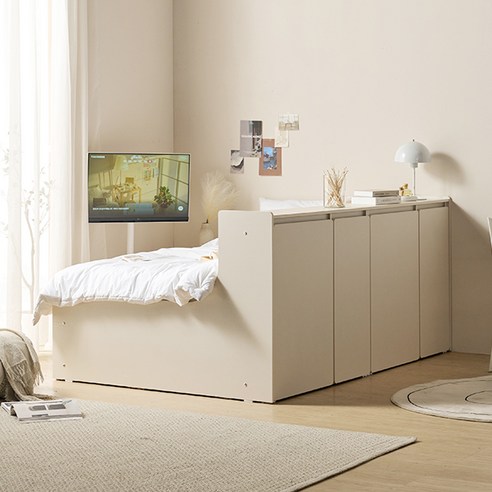 책장형 수납을 갖춘 견고하고 세련된 침대프레임으로 편안하고 질서 있는 침실 공간을 만드세요.