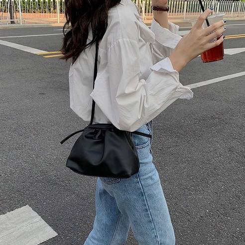 YAPOGI 2022 새로운 인터넷 연예인 Axige 같은 스타일 구름 가방 Pleated 어깨 Crossbody 가방 부드러운 가죽 만두 가방 여성 핸드백