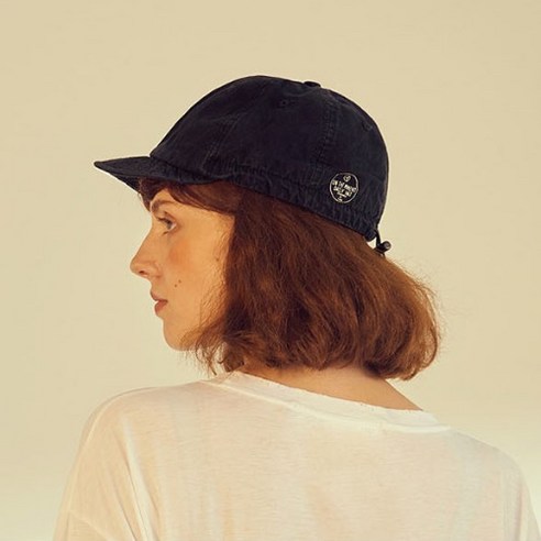 라라윤스네 스트링 캠프캡 짧은챙 모자는 코튼100% 부드럽고 빈티지한 원단을 사용하고 있으며, 편안하고 스타일리쉬한 숏챙타입으로 남녀공용으로 사용할 수 있는 모자입니다.