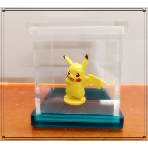 투명한 아크릴 장식장으로 소중한 소장품을 보호하고 전시하세요.