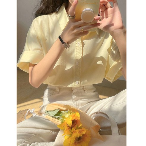 DFMEI 반팔 셔츠 여자 크림 옐로우 여름 시크 밀크 탑 디자인 미니멀 셔츠입니다.