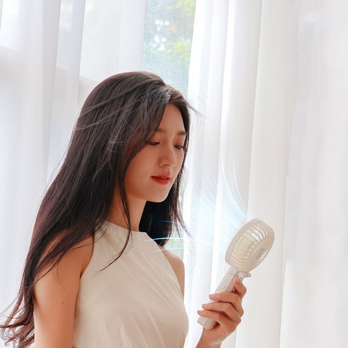 여름철의 더위를 시원하게 극복하기 위한 휴대용 선풍기와 보조배터리 겸용품