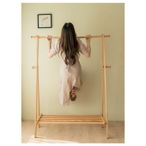 세련된 원목스탠드 옷걸이로 공간을 특별하게