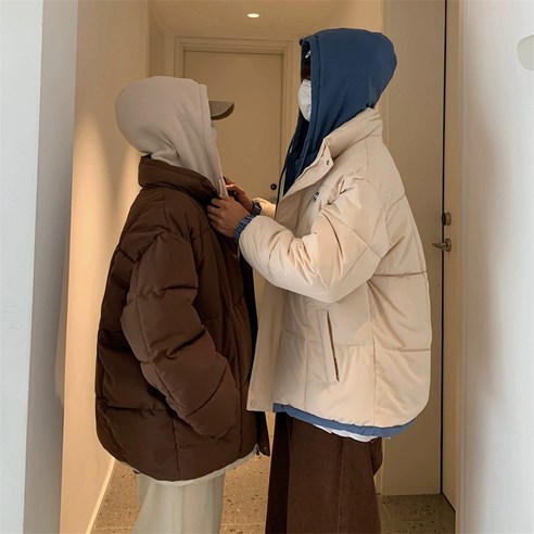 남성용 패딩 코트로 편안한 착용감과 고급스러운 베이지색상의 매력적인 제품