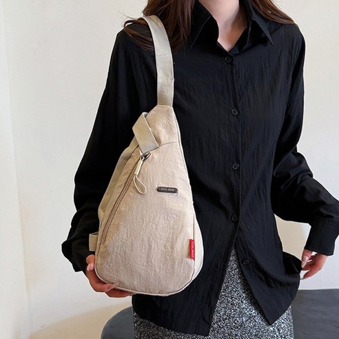 세련된 디자인과 실용성을 겸비한 데일리백