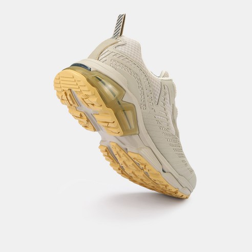 네파의 TV광고 상품인 하이킹화는 아웃도어와 도시에서 편안한 신발 제공