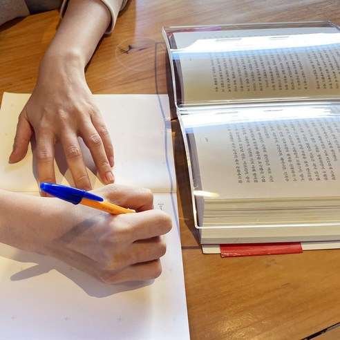 책 속의 지혜를 담아내는 투명한 동반자