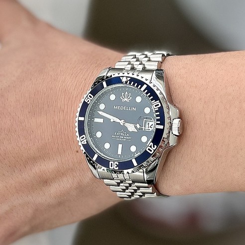 시각적 걸작과 정밀성이 어우러진 세련되고 경제적인 메데인 남성 패션 메탈시계