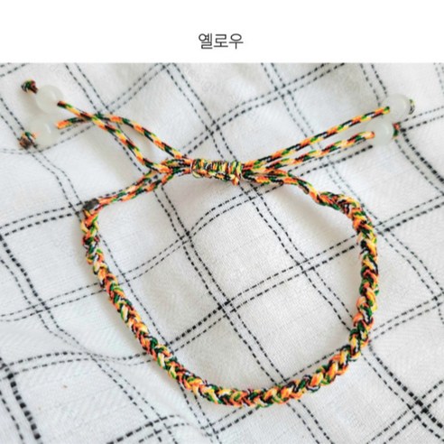 행운, 소원 성취, 무병장수를 상징하는 고대 한국 전통의 매력적인 오색실 매듭 팔찌