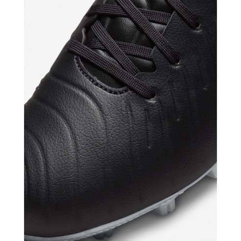 하드 그라운드에서 지배적인 성능을 위한 나이키 티엠포 레전드 10 HG 축구화