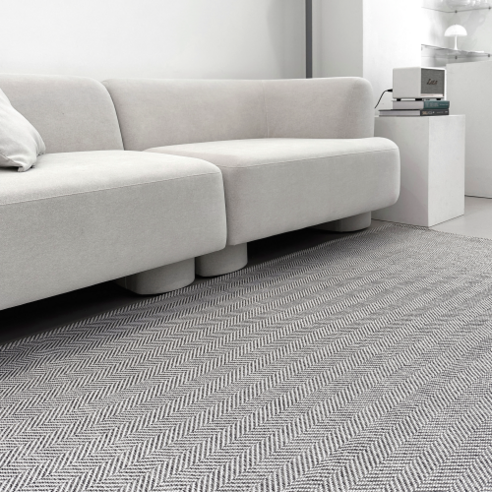 고급스러운 헤링본 패턴과 국내 제조의 러그
