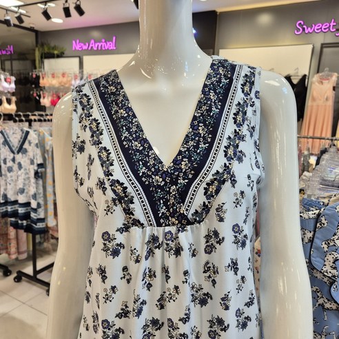 솔브 민소매 원피스: 땀 걱정 없이 꿀잠, 스타일까지 챙기세요!