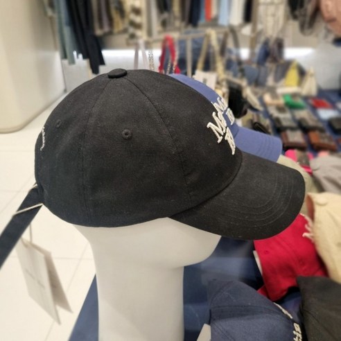 당신의 스타일을 완성하는 마뗑킴 MATIN 볼륨로고 볼캡 블랙