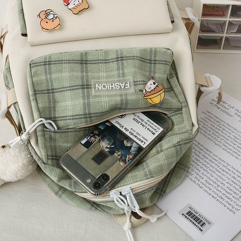 귀여운 곰돌이 키링과 큐트한 뱃지로 나만의 백팩 완성