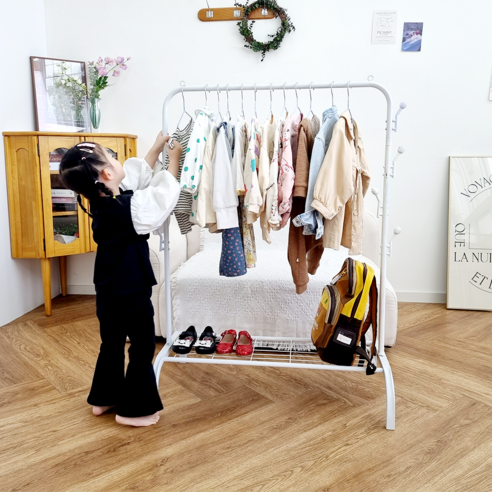 봄키즈 아기 옷 행거는 어린이의 옷을 깔끔하게 정리할 수 있는 제품입니다.