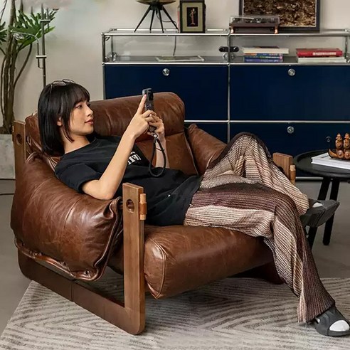 킹덤 빈티지 푹신한 안락의자: 편안한 휴식의 빈티지 취향