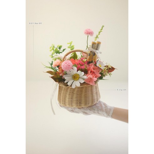 손으로 만든 조화꽃 돈꽃 바구니로 소중한 순간을 우아하게 기념하세요.