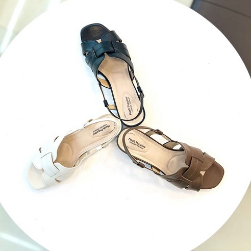 발끝에서 완성되는 시크함, 허시파피 샌들로 여름 스타일 고민 끝!