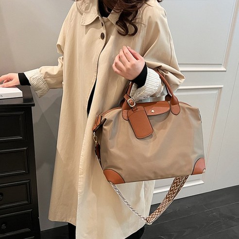 세련됨과 실용성을 겸비한 나일론 크로스백