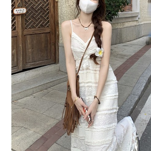 여름 휴양을 위한 이 크로스 나시 원피스는 어떠세요?