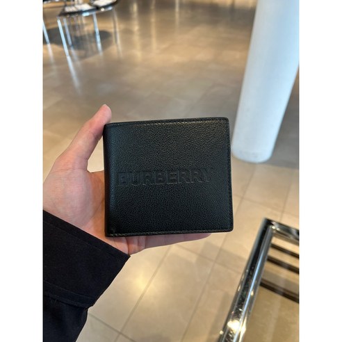 고급스러운 디자인과 내구성이 뛰어난 BURBERRY 버버리 엠보싱로고 레더 반지갑