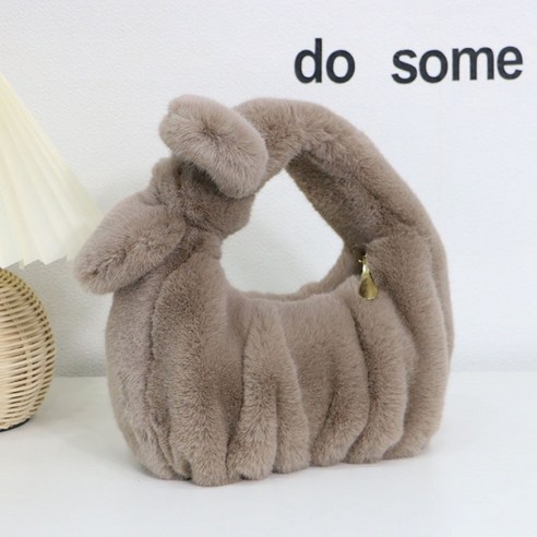 겨울철에 따뜻함과 스타일을 모두 원하는 패셔니스타를 위한 민티즈 리본 매듭 밍크 에코퍼 가방