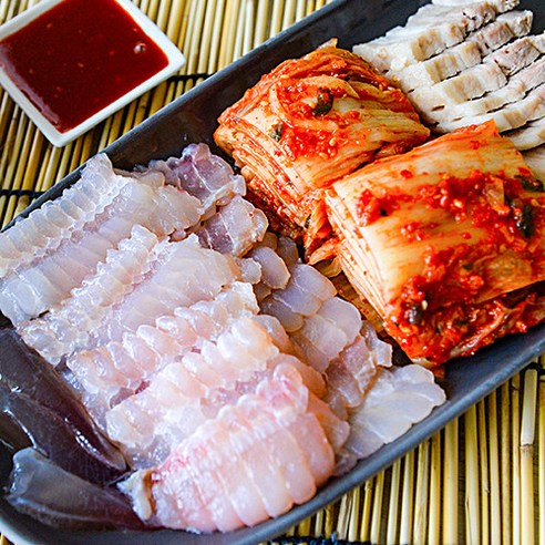 잊을 수 없는 맛, 미식가를 사로잡는 국내산 홍어의 깊은 풍미 홍어삼합