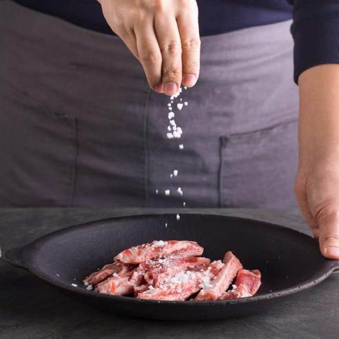 풍부한 풍미와 육즙이 넘치는 엉파 이베리코 베요타