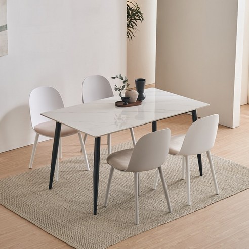 가족의 유대감과 단란함을 촉진하는 세련되고 편안한 식탁