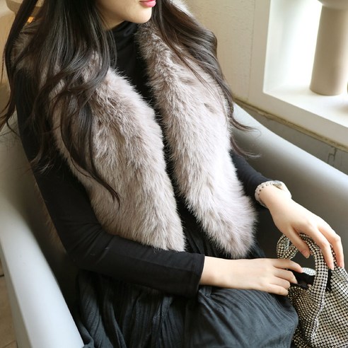 볼륨감 있는 디자인과 페이크 털 소재로 제작된 메리앤유 볼륨감있는 파티룩 퍼조끼