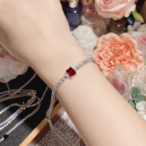 우아함과 편안함을 겸비한 보니따민 팔찌